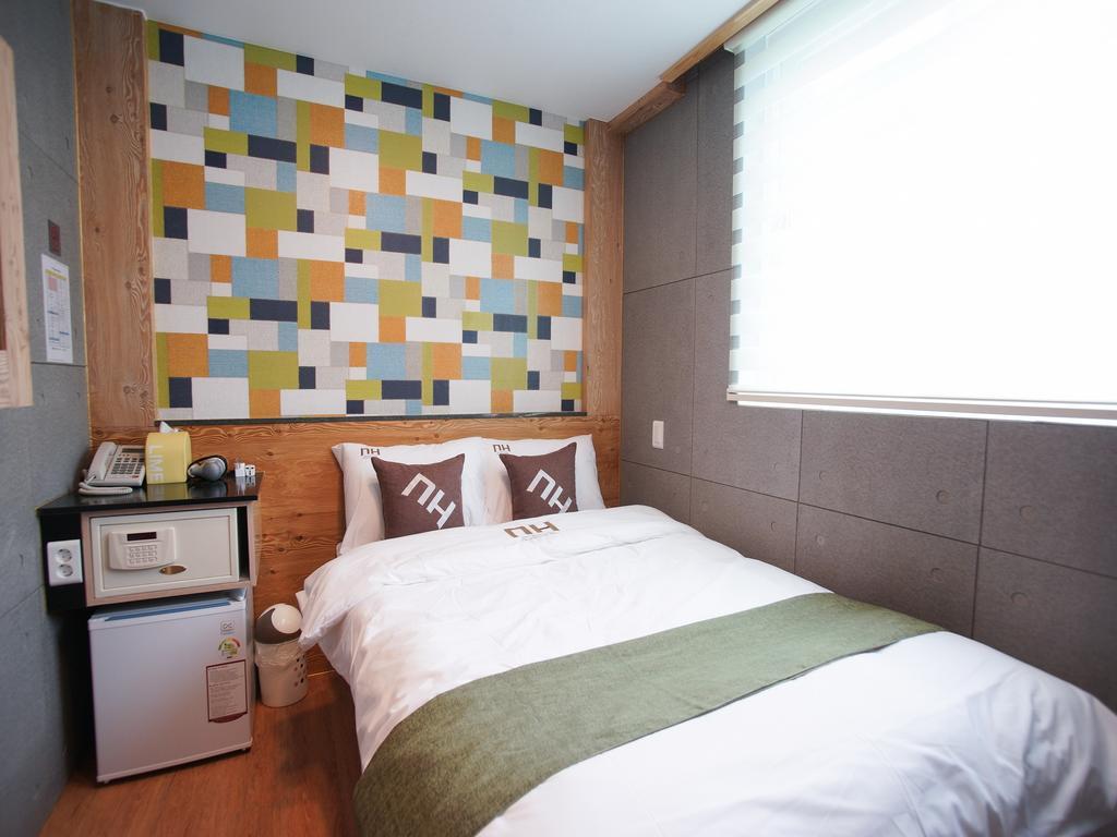 D.H Sinchon Guesthouse Seoul Exterior photo