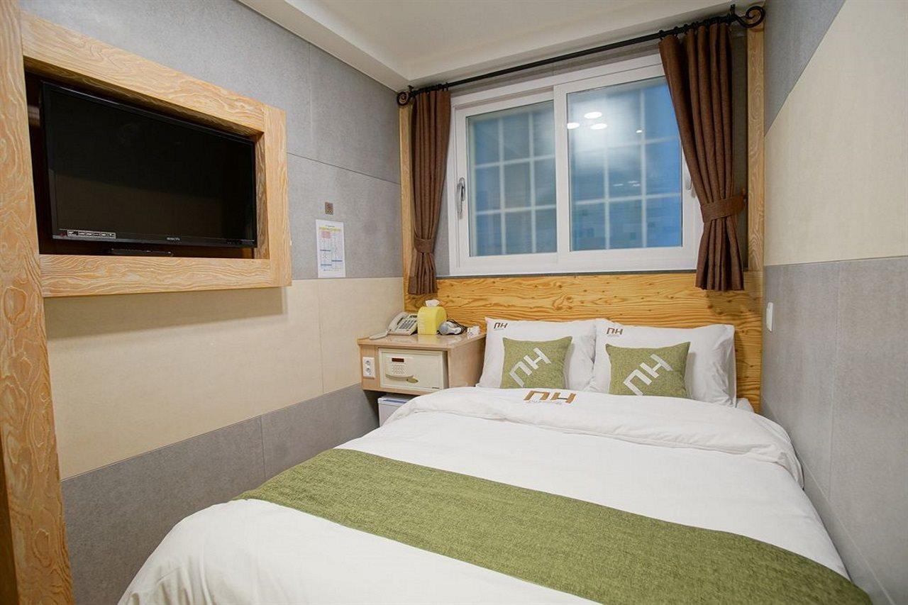 D.H Sinchon Guesthouse Seoul Exterior photo