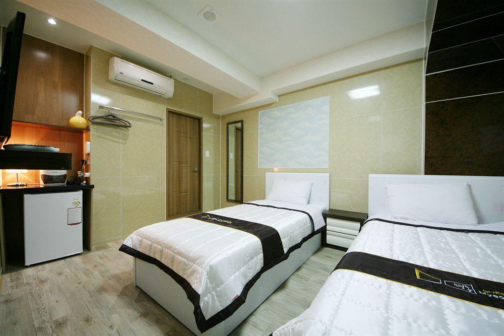 D.H Sinchon Guesthouse Seoul Exterior photo