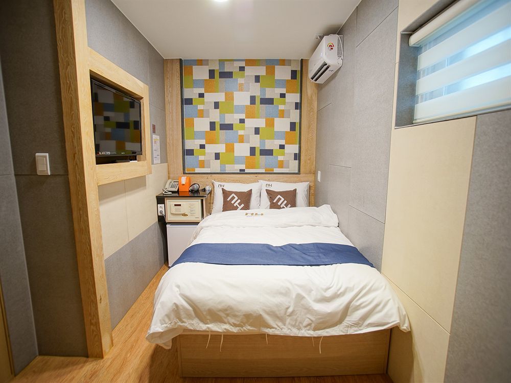 D.H Sinchon Guesthouse Seoul Exterior photo