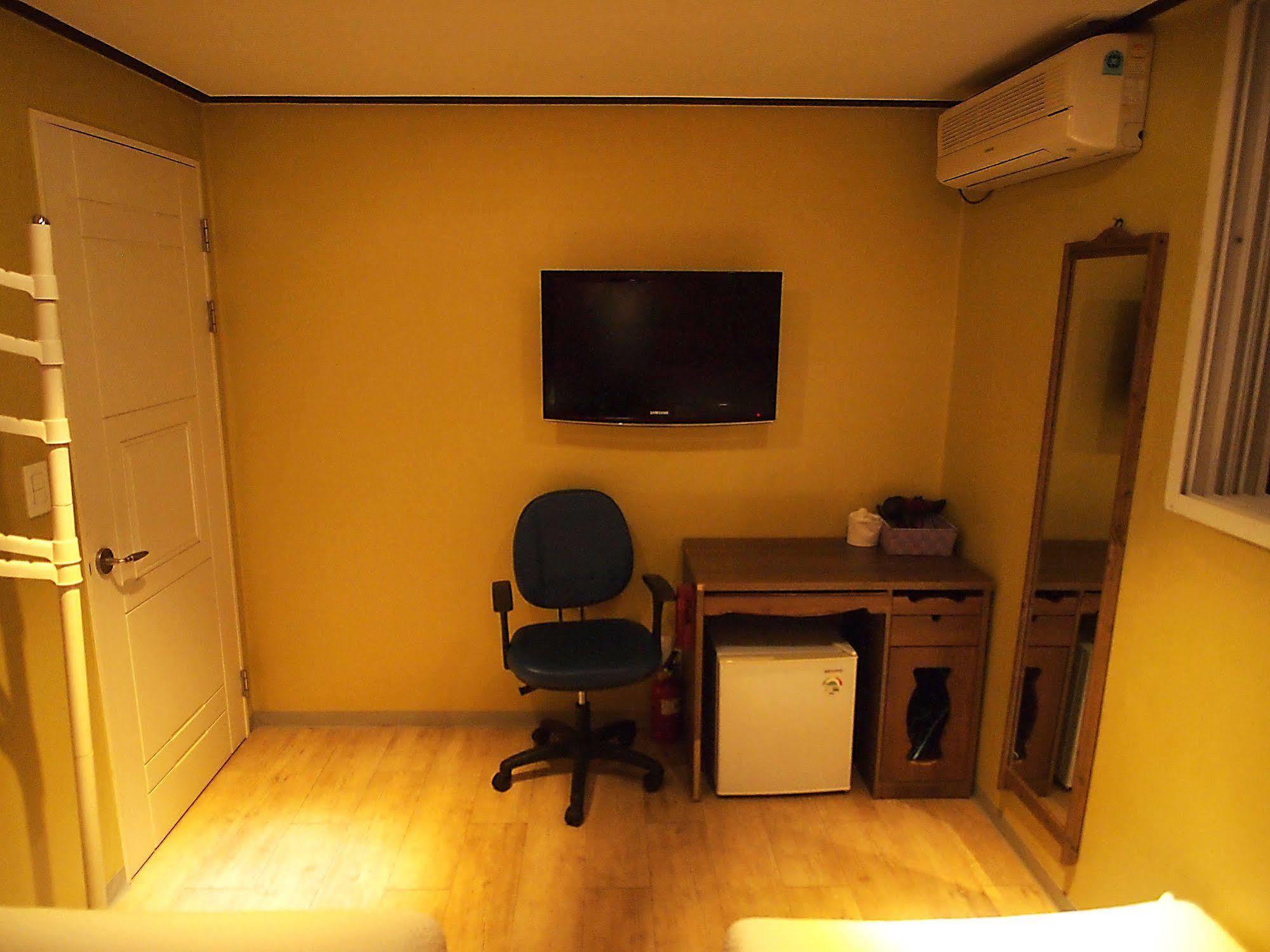 D.H Sinchon Guesthouse Seoul Exterior photo