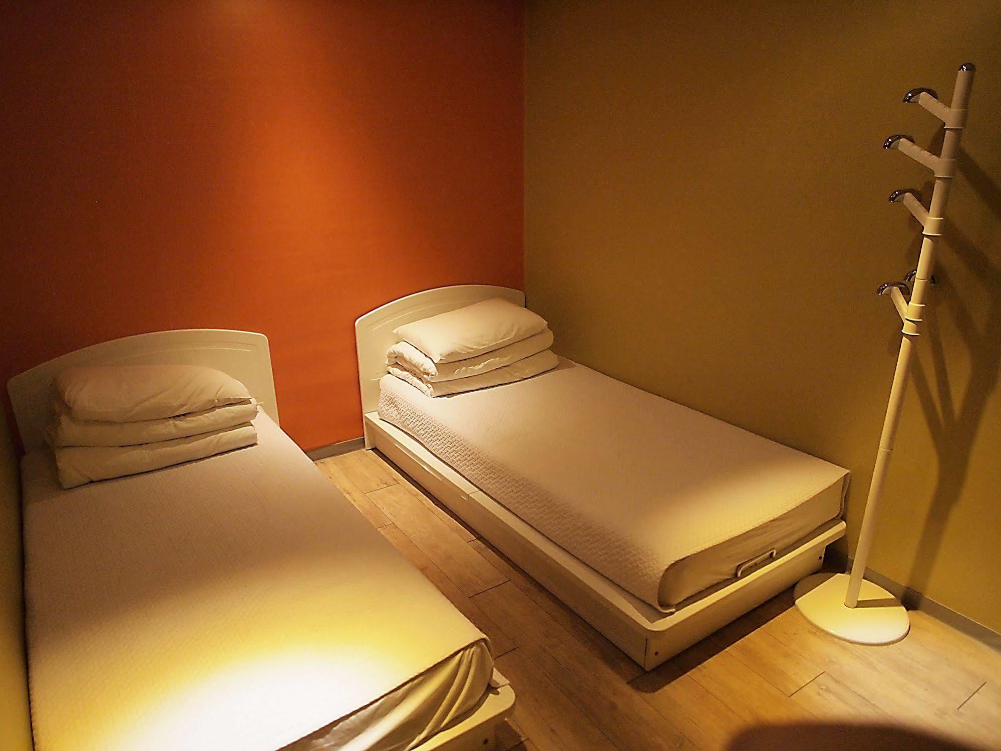 D.H Sinchon Guesthouse Seoul Exterior photo