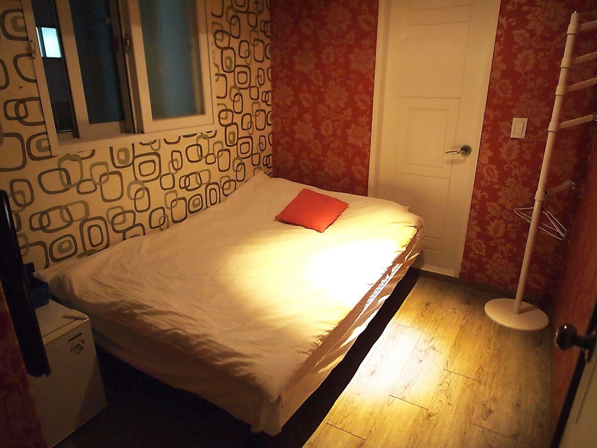 D.H Sinchon Guesthouse Seoul Exterior photo