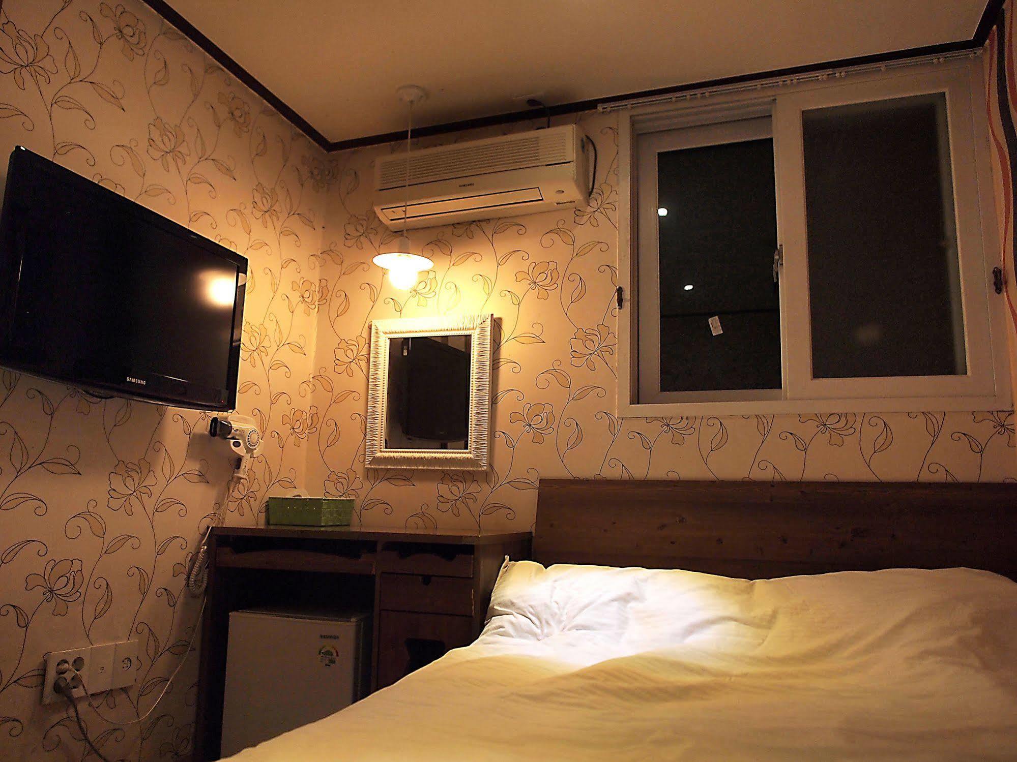 D.H Sinchon Guesthouse Seoul Exterior photo