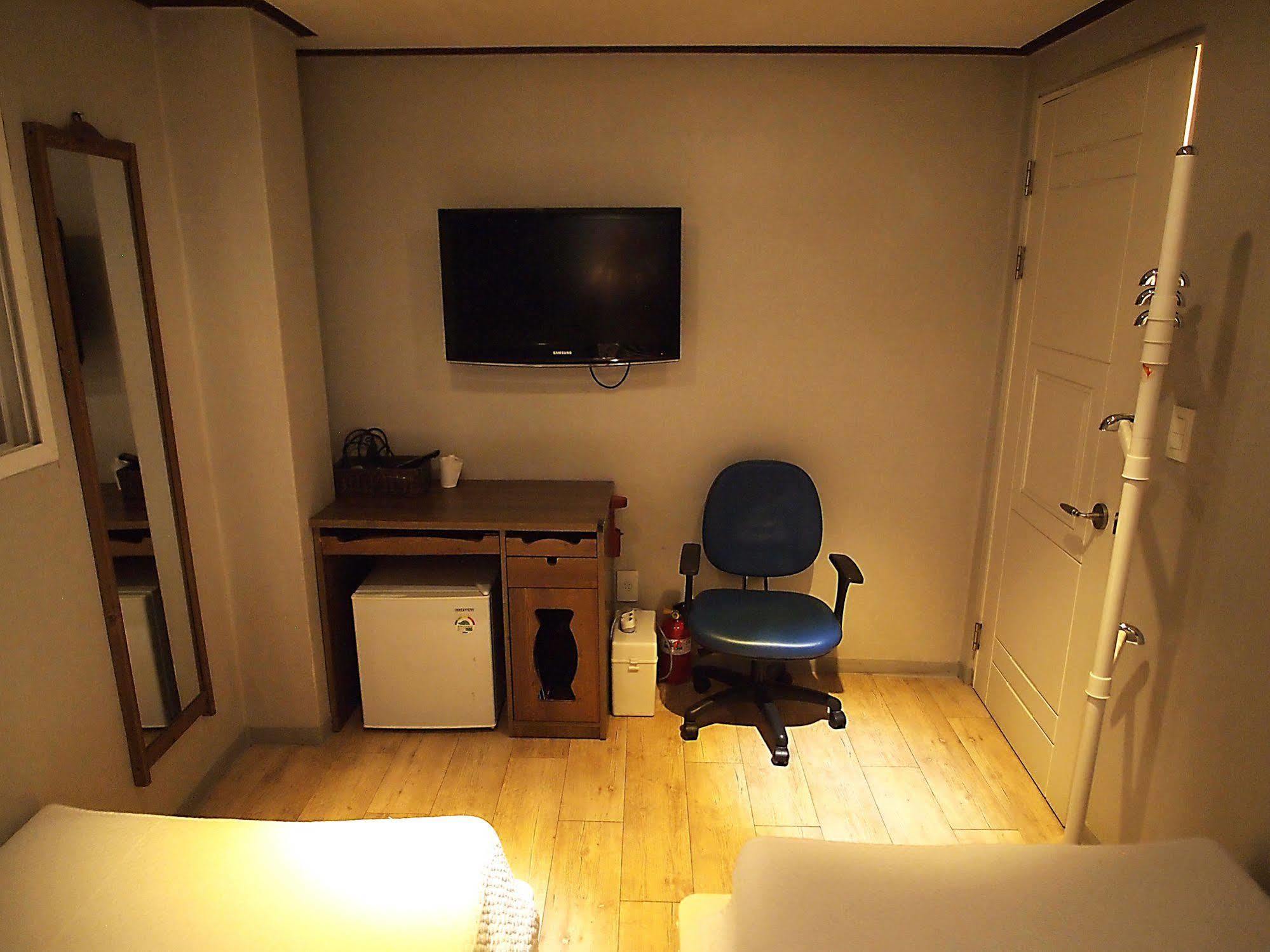 D.H Sinchon Guesthouse Seoul Exterior photo