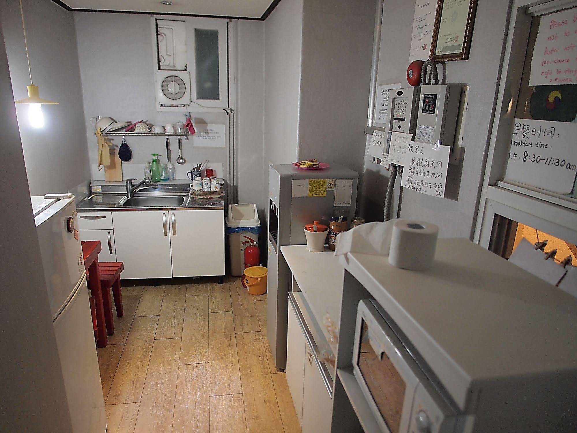 D.H Sinchon Guesthouse Seoul Exterior photo