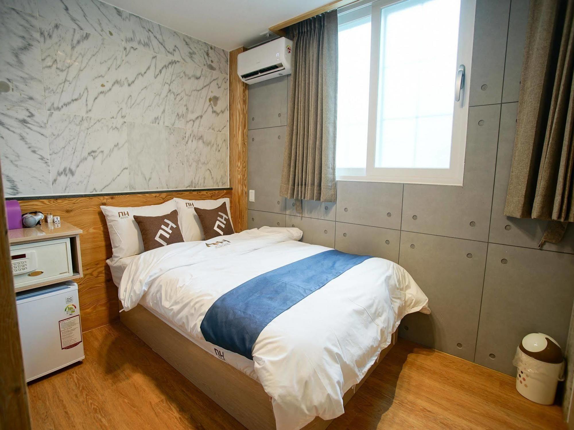 D.H Sinchon Guesthouse Seoul Exterior photo
