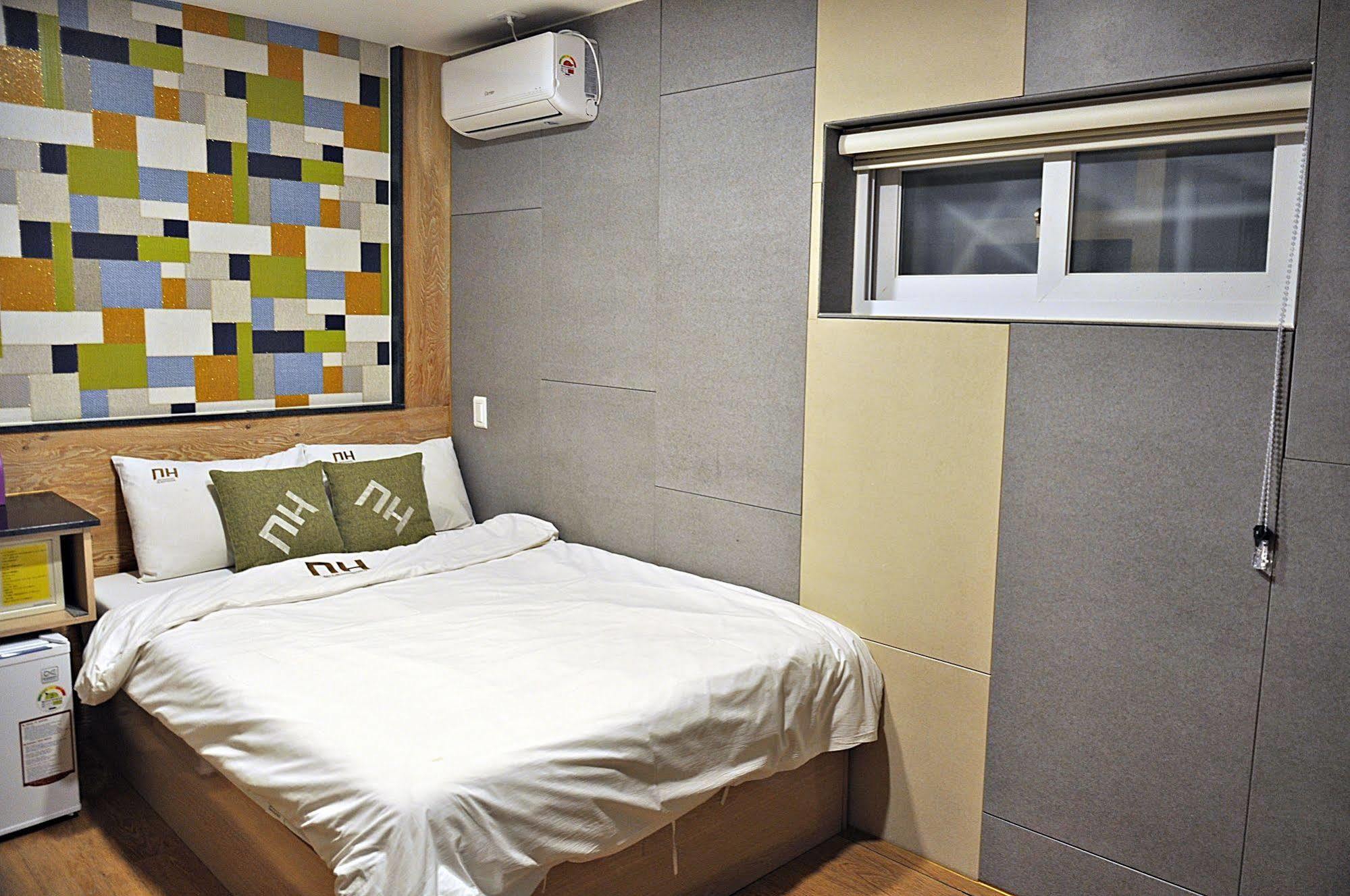 D.H Sinchon Guesthouse Seoul Exterior photo