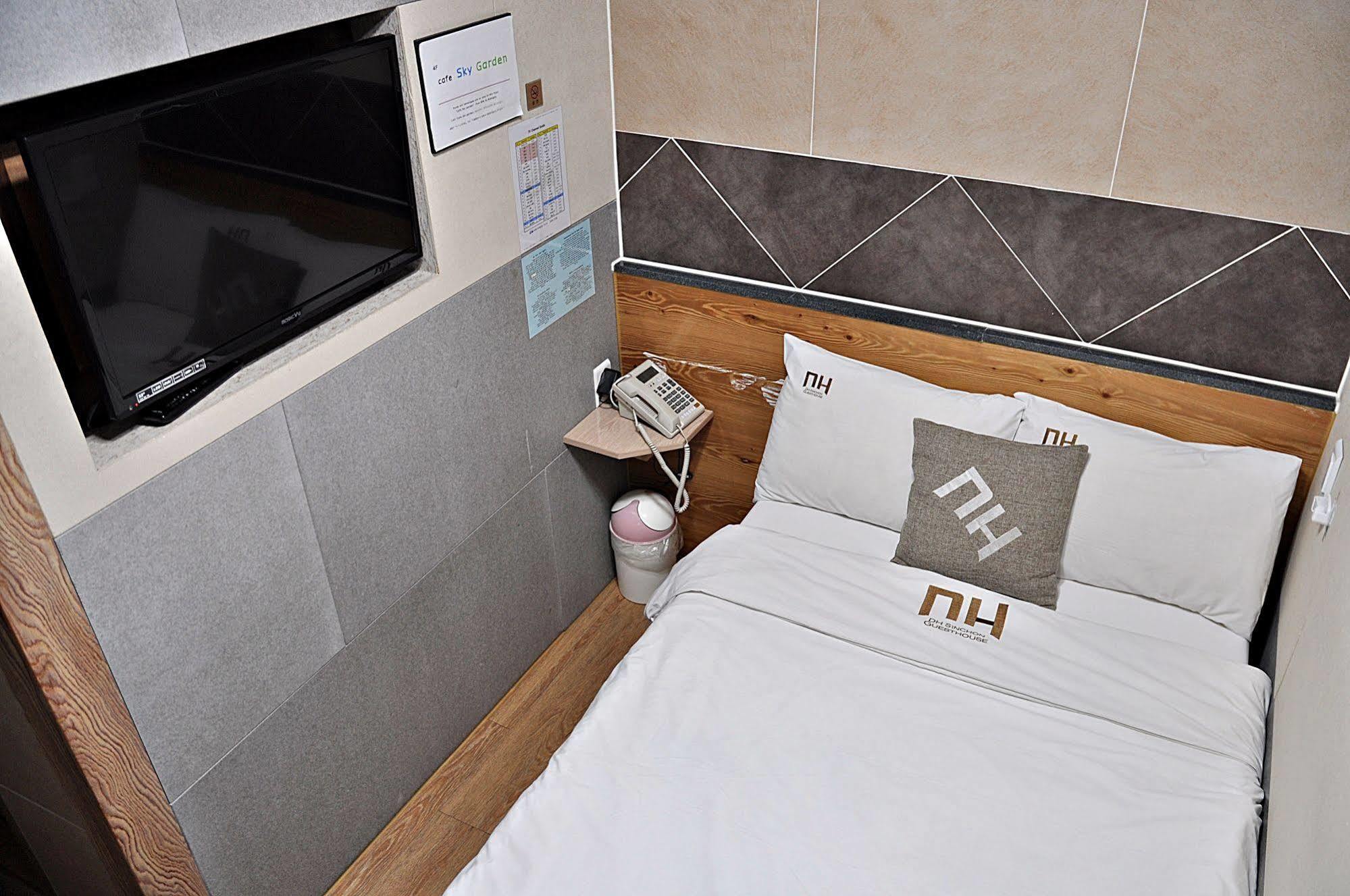 D.H Sinchon Guesthouse Seoul Exterior photo