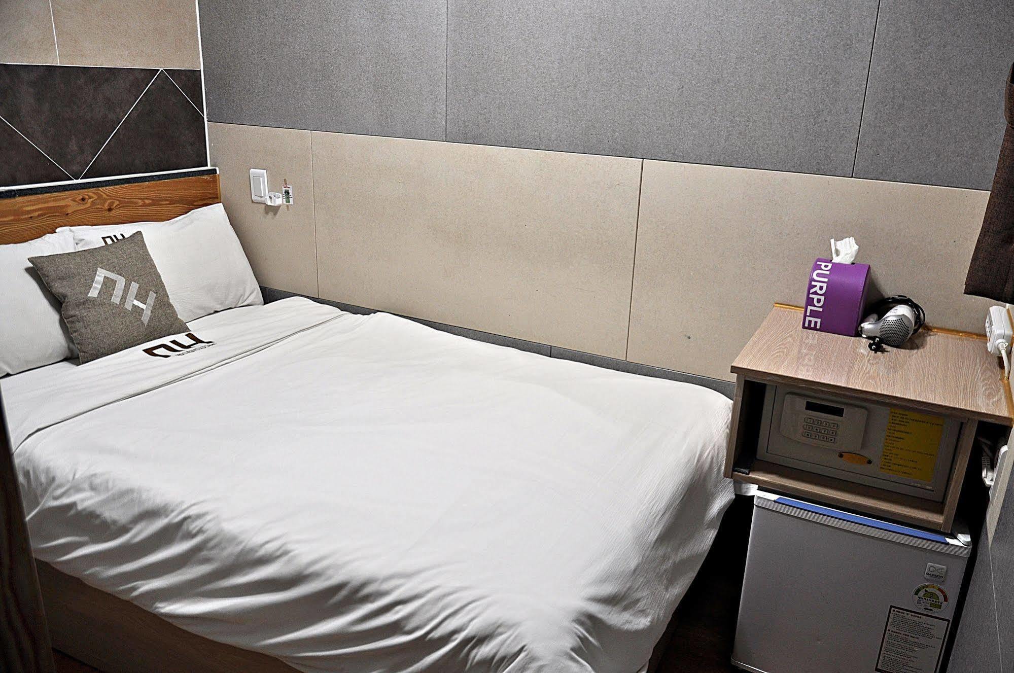 D.H Sinchon Guesthouse Seoul Exterior photo