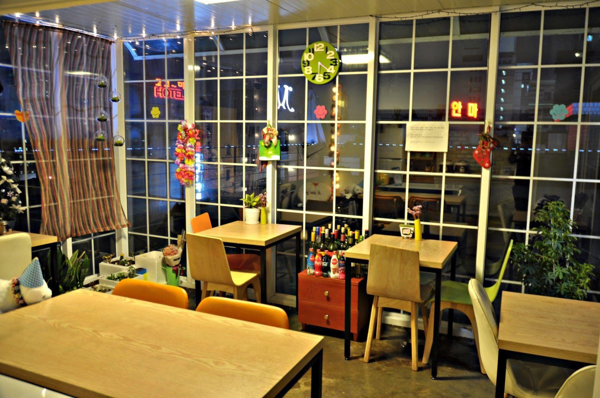 D.H Sinchon Guesthouse Seoul Exterior photo