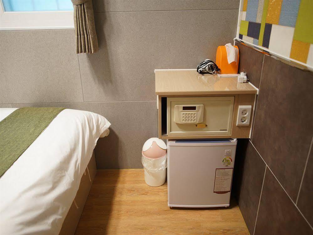 D.H Sinchon Guesthouse Seoul Exterior photo